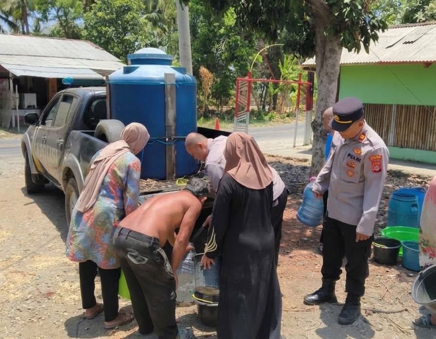 Polisi Bersama Masyarakat, Polsek Cibalong Salurkan 1.500 Liter Air Bersih untuk Warga Desa Karyasari