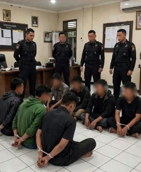 MERINDING! BRIMOB MUDA ASAL GARUT LUMPUHKAN 7 PENJAHAT SENDIRIAN CUMA PAKAI TANGAN KOSONG!