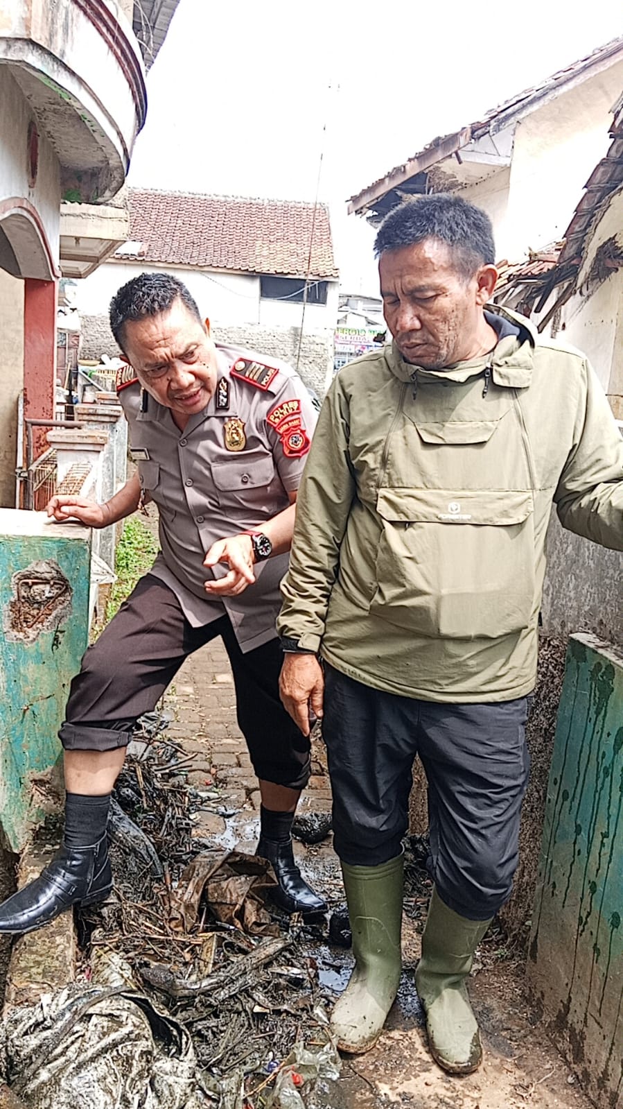 Pasca Banjir Polsek Cisurupan Bersama BPBD dan Warga Gotong Royong Bersihkan Material Lumpur di Desa Balewangi Pasca Banjir Polsek Cisurupan Bersama BPBD dan Warga Gotong Royong Bersihkan Material Lumpur di Desa Balewangi