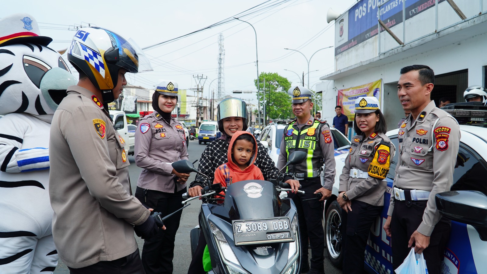 Tertib Berlalu Lintas Berbuah Apresiasi, Polres Garut Bagikan Helm dan Snack Box Di Operasi Patuh Lodaya 2026
