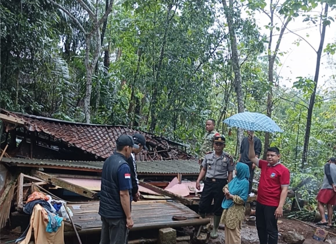 Polsek Cibalong Polres Garut Bersama Unsur Terkait Salurkan Bantuan Sembako kepada Warga Korban Rumah Roboh Polsek Cibalong Polres Garut Bersama Unsur Terkait Salurkan Bantuan Sembako kepada Warga Korban Rumah Roboh