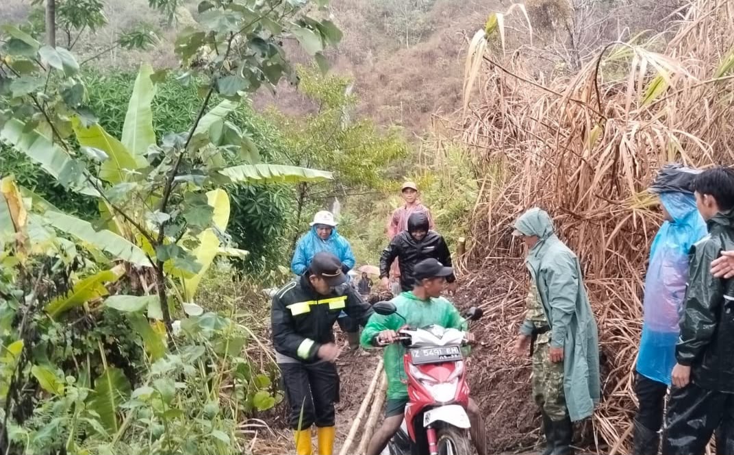 Akses Jalan Sempat Terputus, Polisi Bersama Masyarakat Gotong Royong Bersihkan Material Longsor di Peundeuy – Cibalong